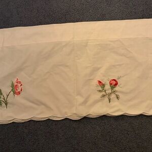Like new 1 Floral / Scalloped   White with Pink Roses valance